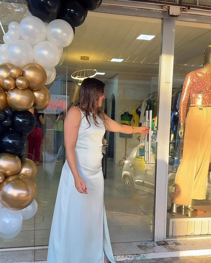 Kelly na frente da loja Varal Chic